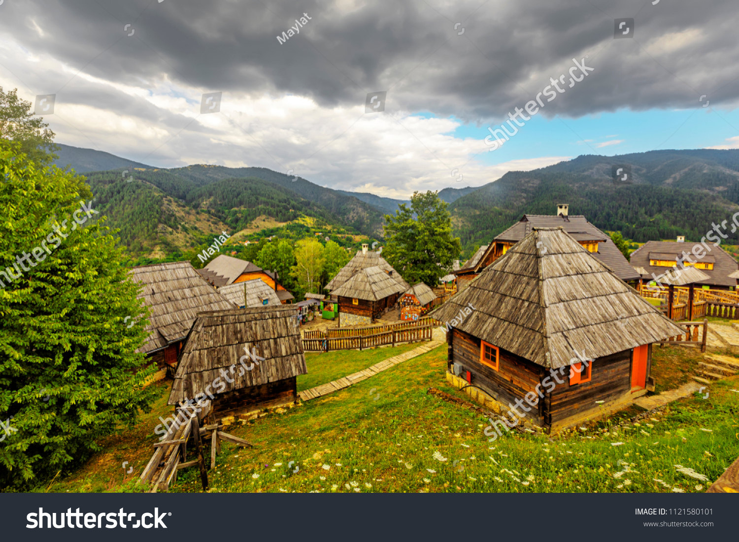 セルビアのザラティバーのモクラゴラの近くにあるエトノ村 の写真素材 今すぐ編集