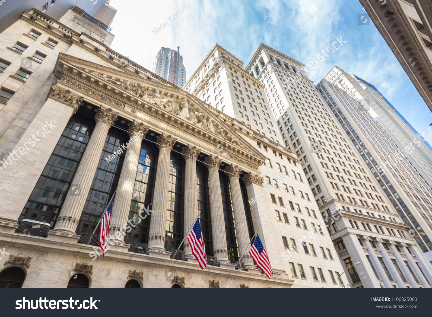 42,416 Stock exchange building Images, Stock Photos & Vectors