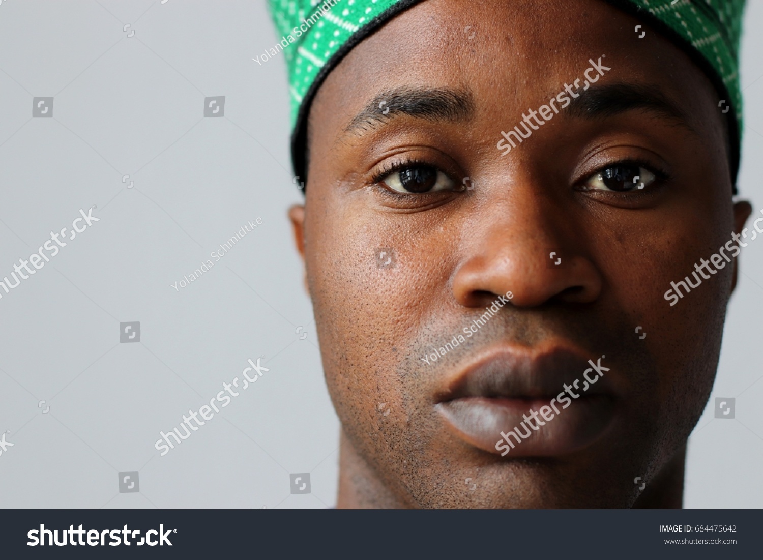 黒人の若いアフリカ人の顔 ナイジェリア人の伝統的な帽子をかぶった男性 の写真素材 今すぐ編集