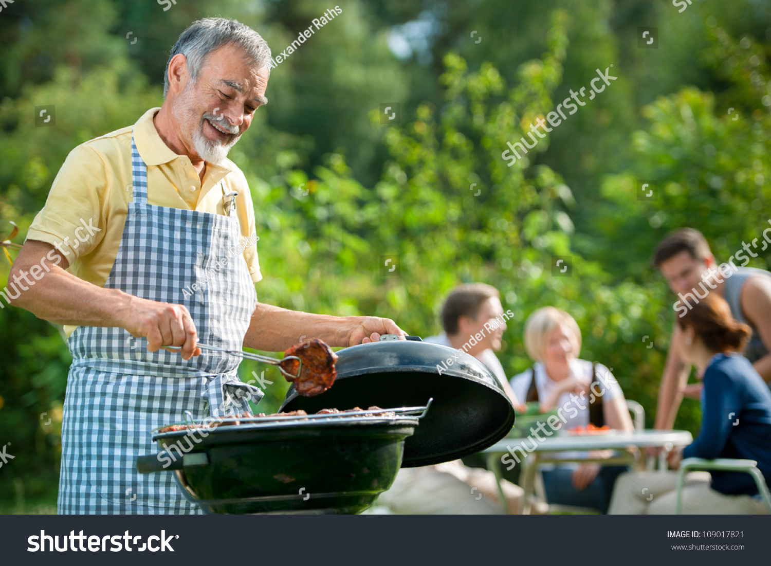 Old Man Grilling 3 480 Images Photos Et Images Vectorielles De Stock