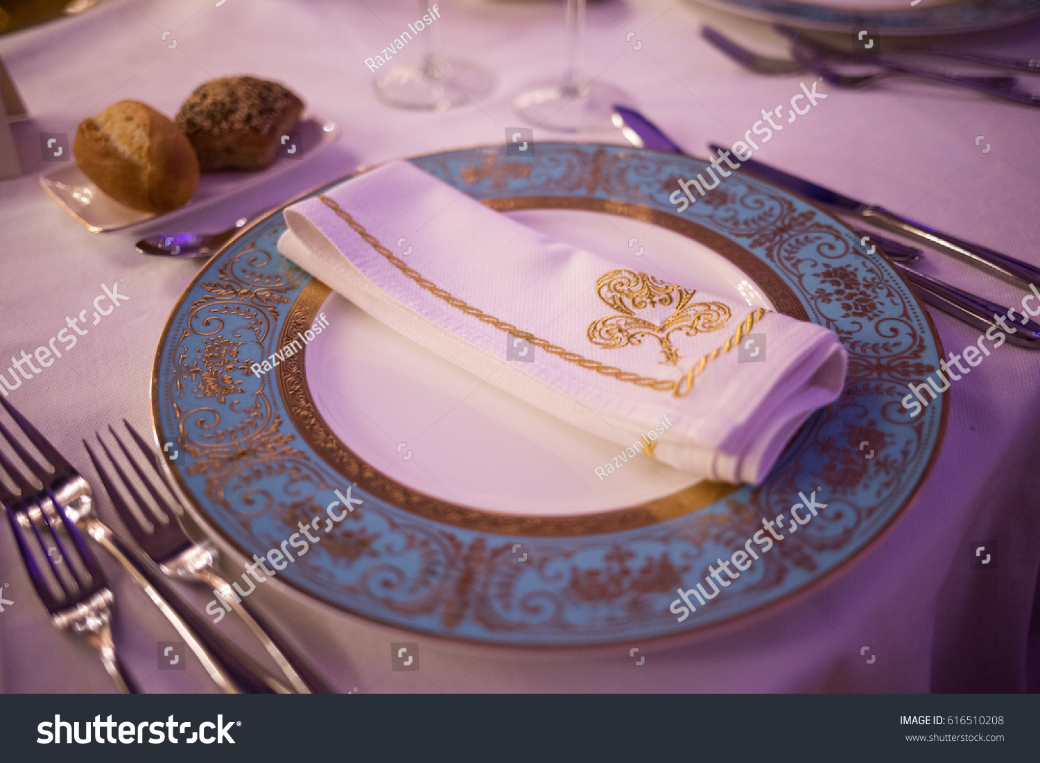 52 Table hôte Images, Stock Photos & Vectors | Shutterstock