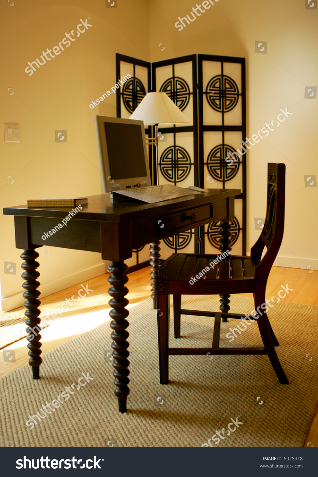 Fancy Office Desk Oriental Screen Stockfoto Jetzt Bearbeiten 6028918