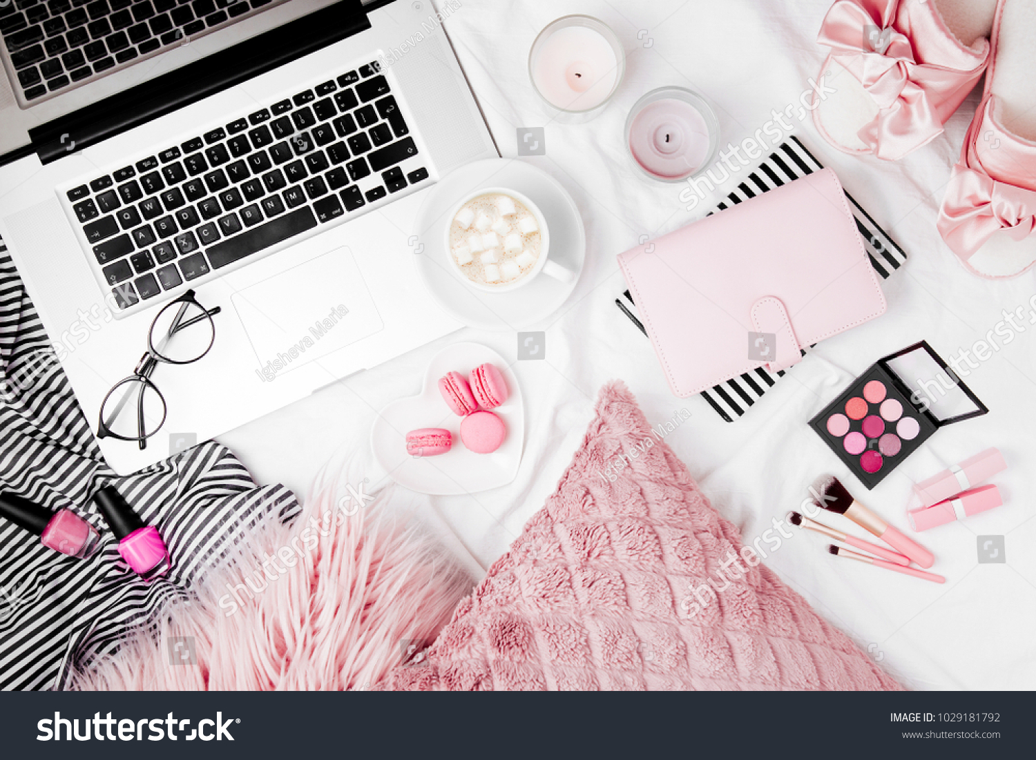 ベッドにノートパソコンと女性のアクセサリーを持つファッションブロガーのワークスペース 平面図 平面図 の写真素材 今すぐ編集