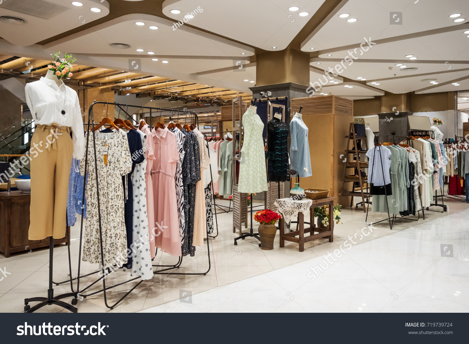 Retail Fashion Shopping Mall:https://www.shutterstock.com