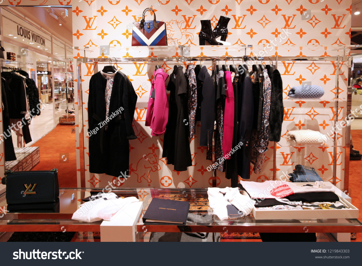 deseo vesícula biliar embudo Louis Vuitton Store Showcase Clothing Accessories Foto de stock 1271465677  | Shutterstock