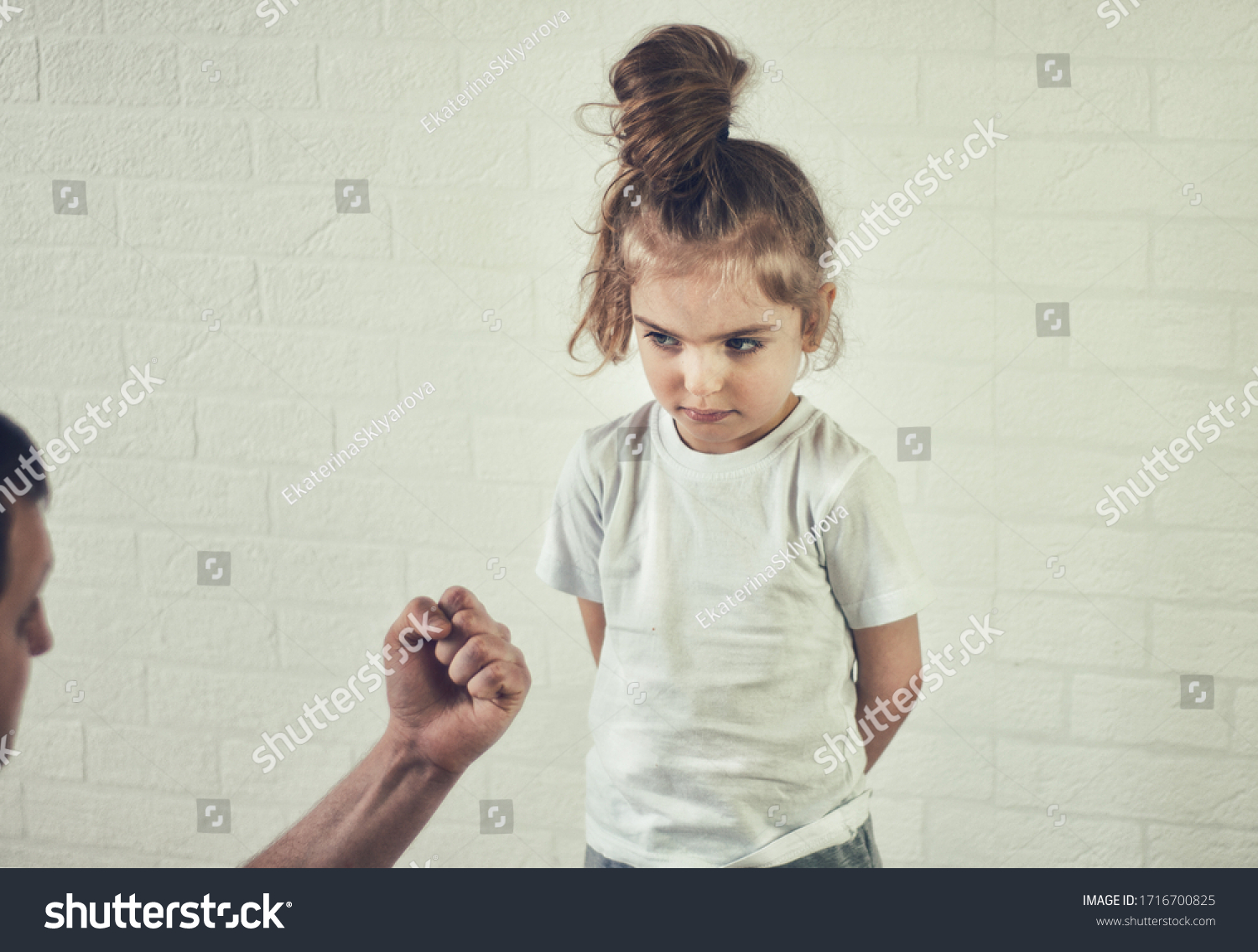 Father Severely Punishes Daughter Domestic Violence Foto Stock