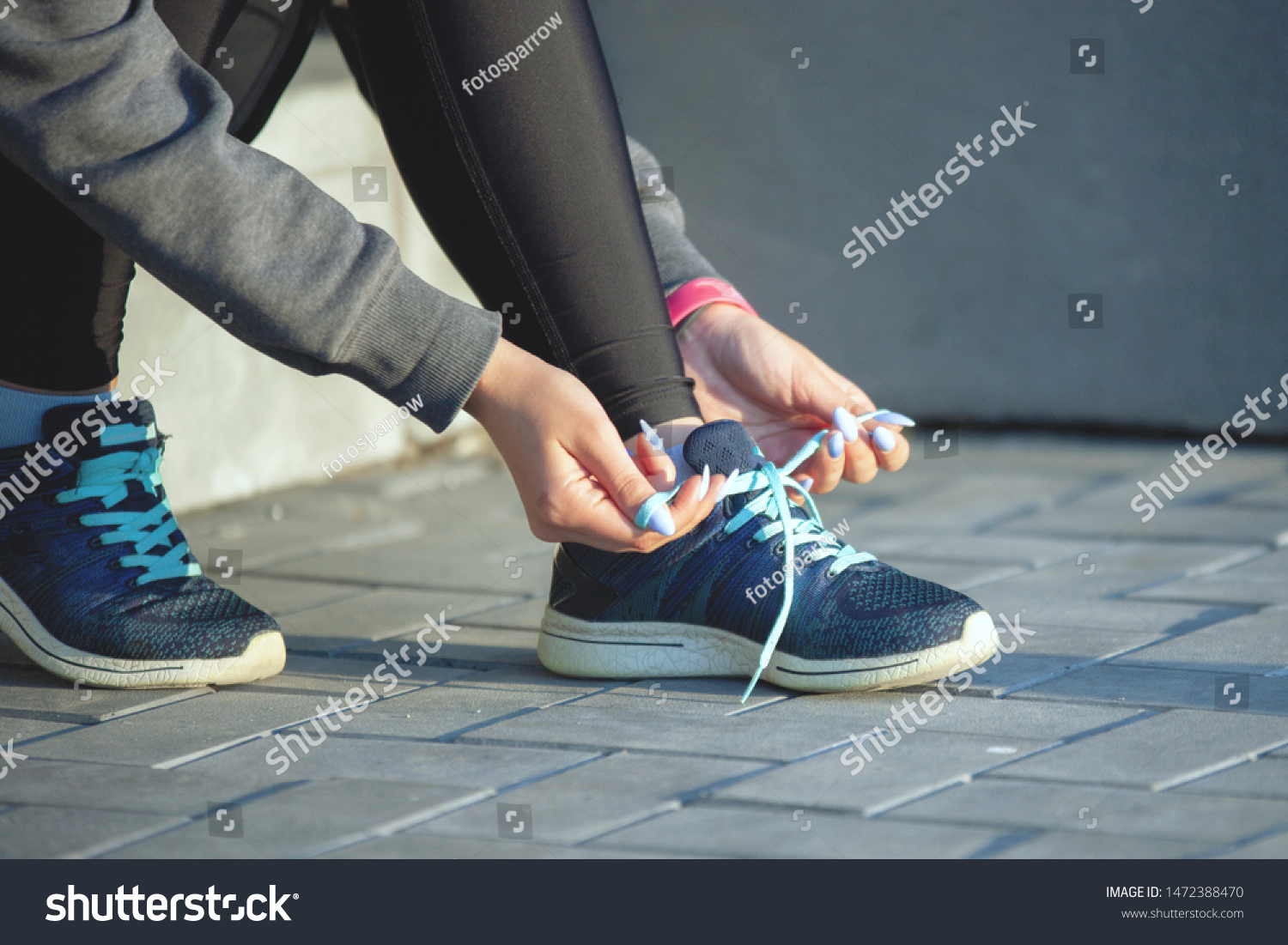 tie shoes without hands