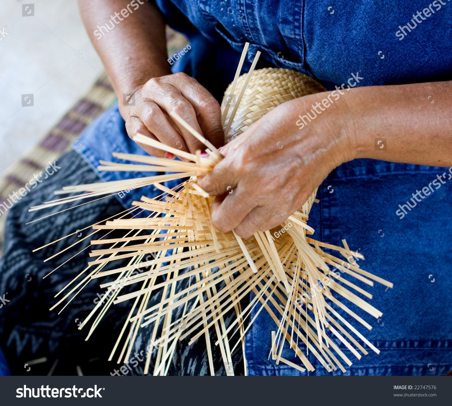 Female Hands Manually Weaving Bamboo Basket Stock Photo 22747576 ...