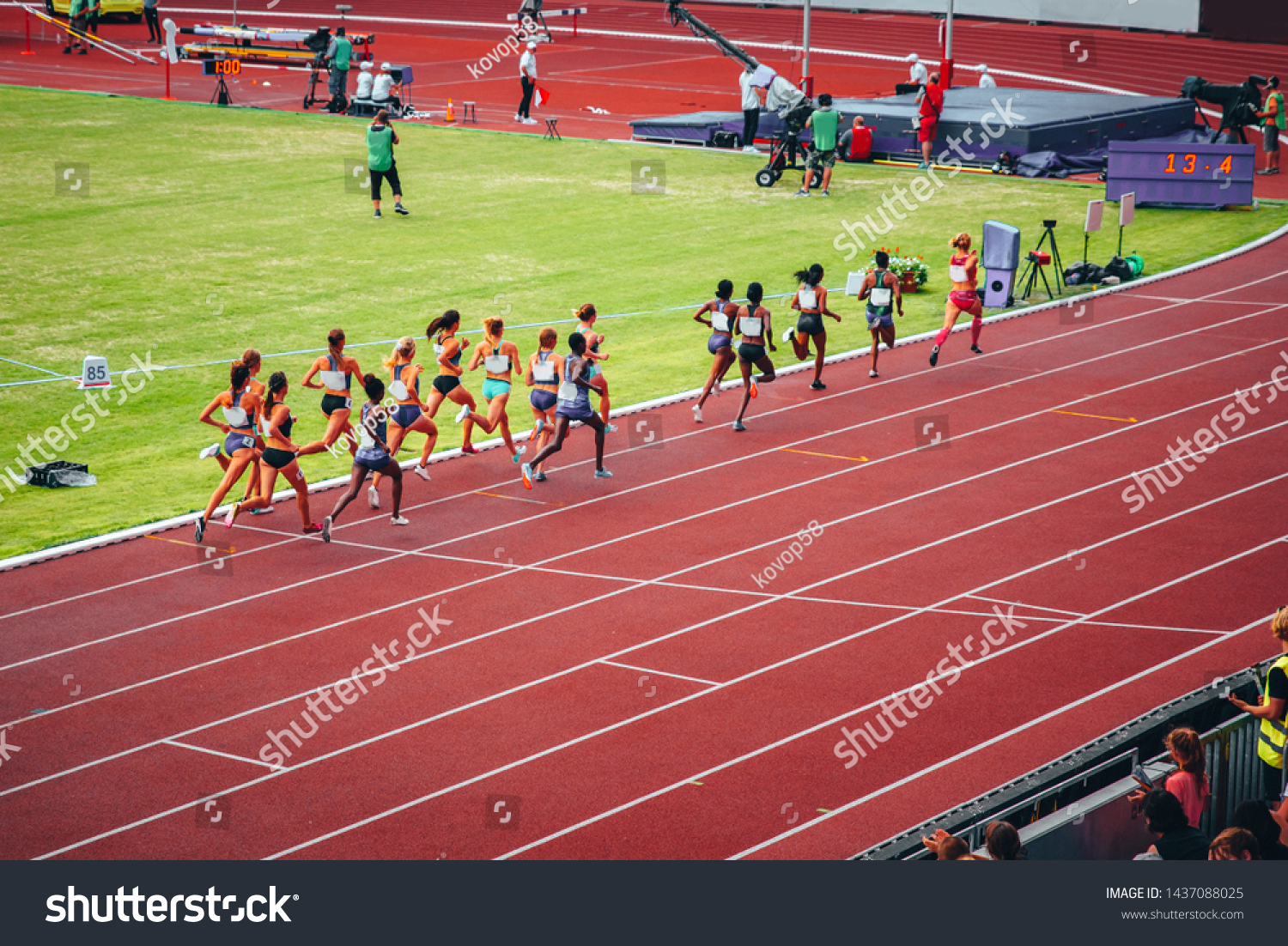 陸上競技場の女子陸上競技 プロの女性ランナー 年東京オリンピックのコンセプト写真 の写真素材 今すぐ編集