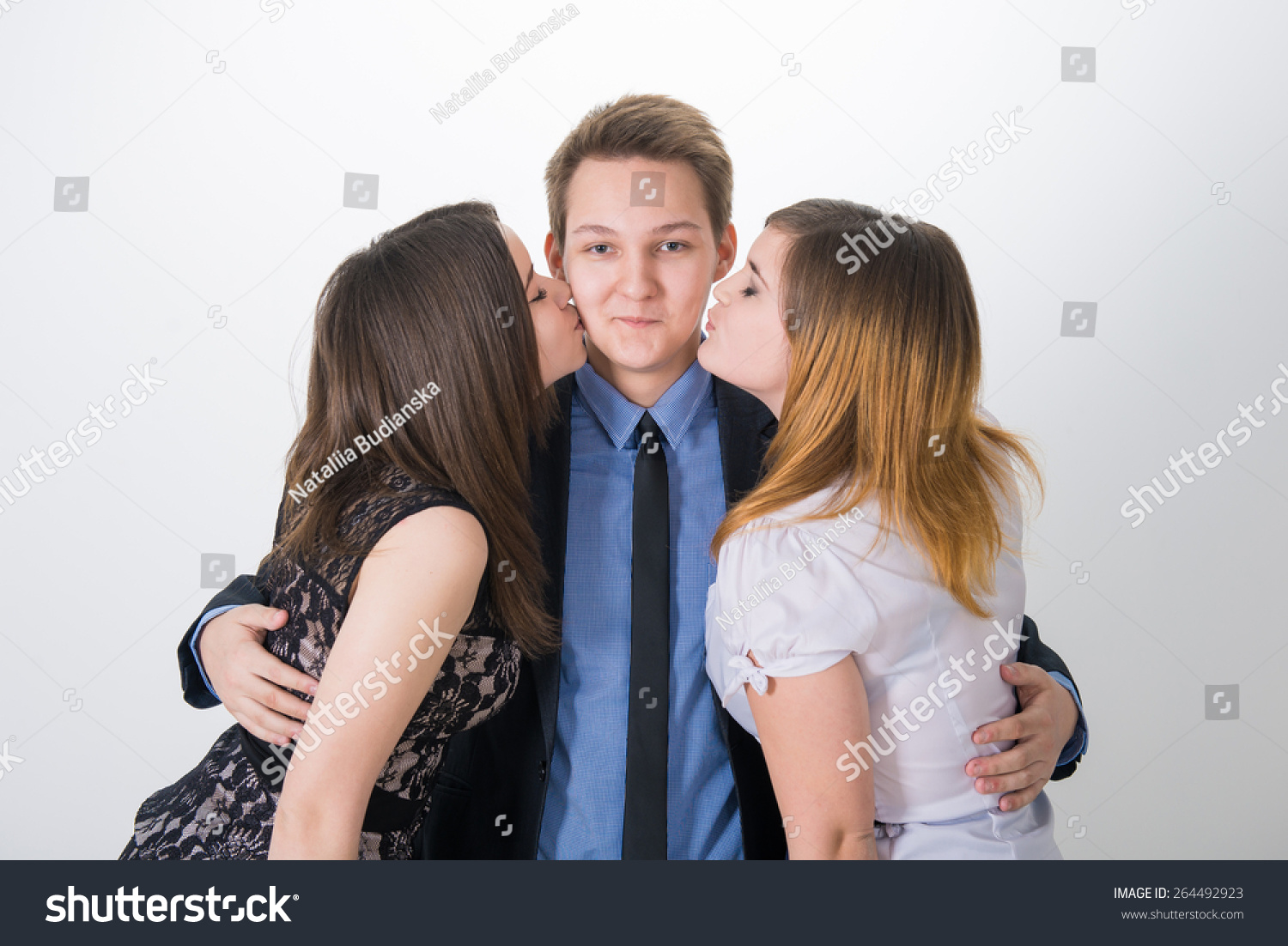 Kiss 2 girl Kissing Games