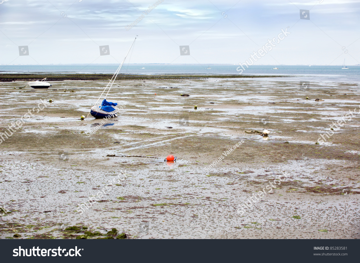 Fishing Boats During Low Tide, France, La Rochelle Stock Photo 85283581 ...