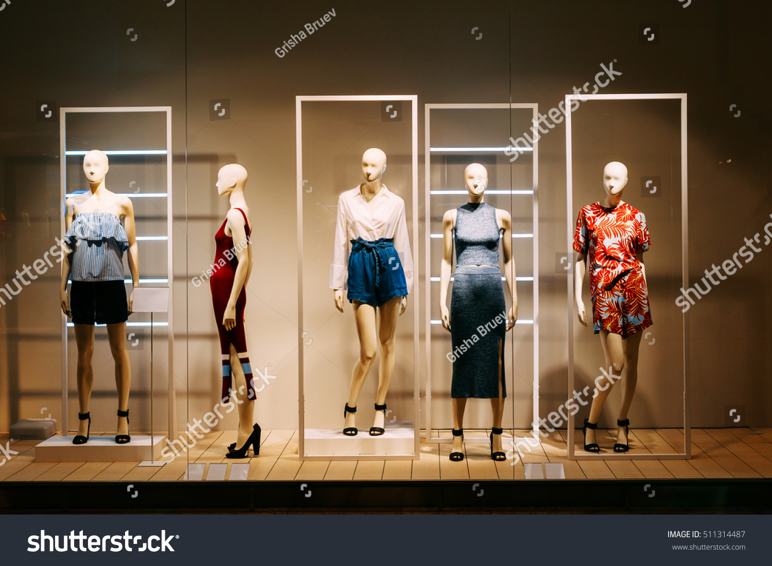 Five Mannequins Standing Store Window Display Stock Photo 511314487 Shutterstock