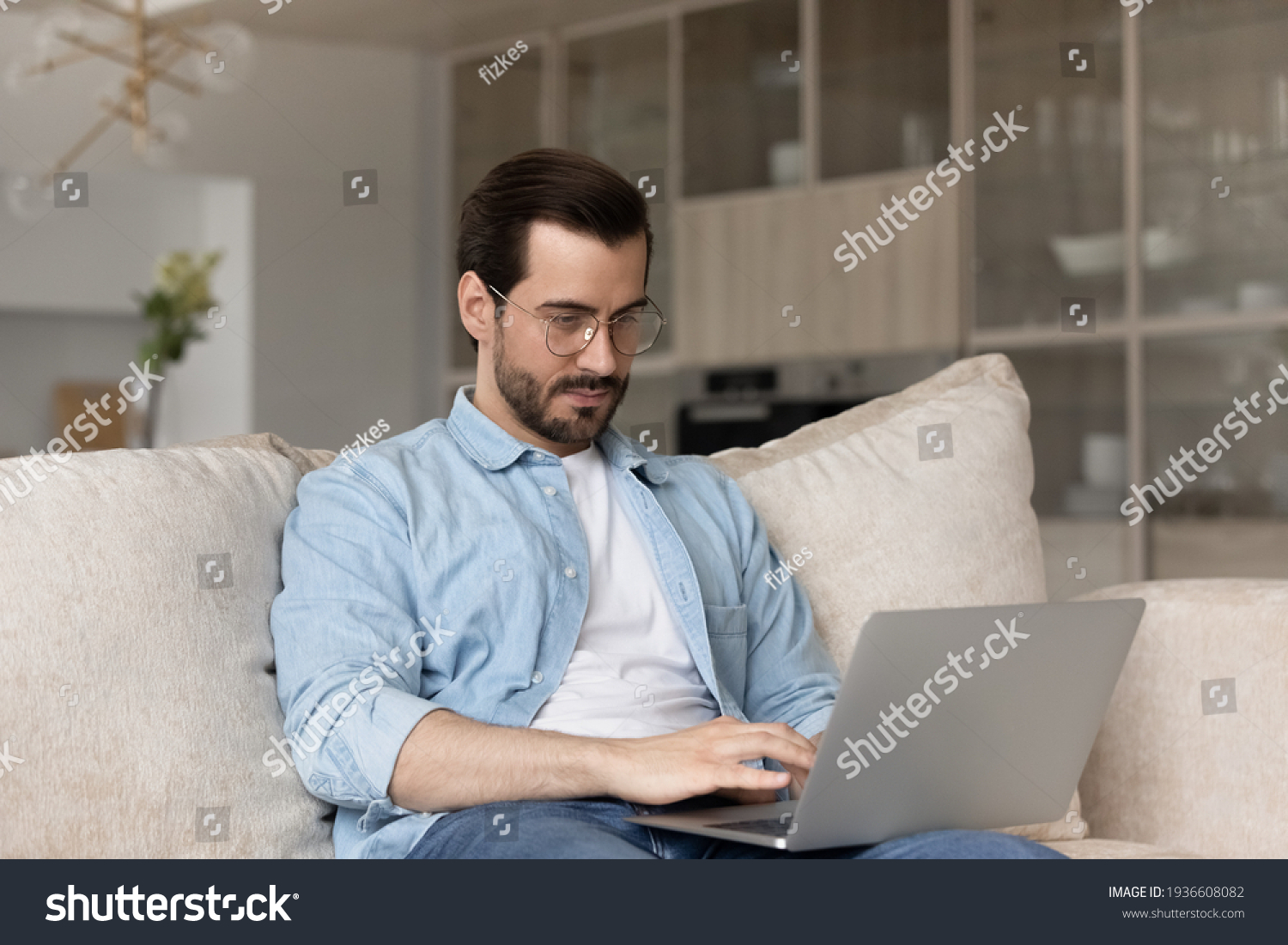 213,539 Online shopping man Images, Stock Photos & Vectors | Shutterstock