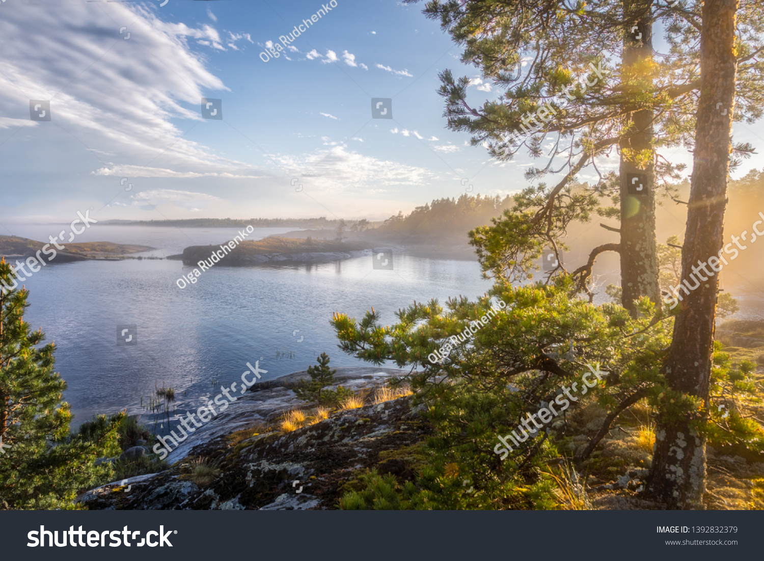 北の自然の霧の深い風景 島々とフィヨルドの磁気的な晴れた景色 湖の上のすごい日の出 ラドガ湖 くすんだ夏の風景 原始ロシア 列島 カレリア共和国 の写真素材 今すぐ編集