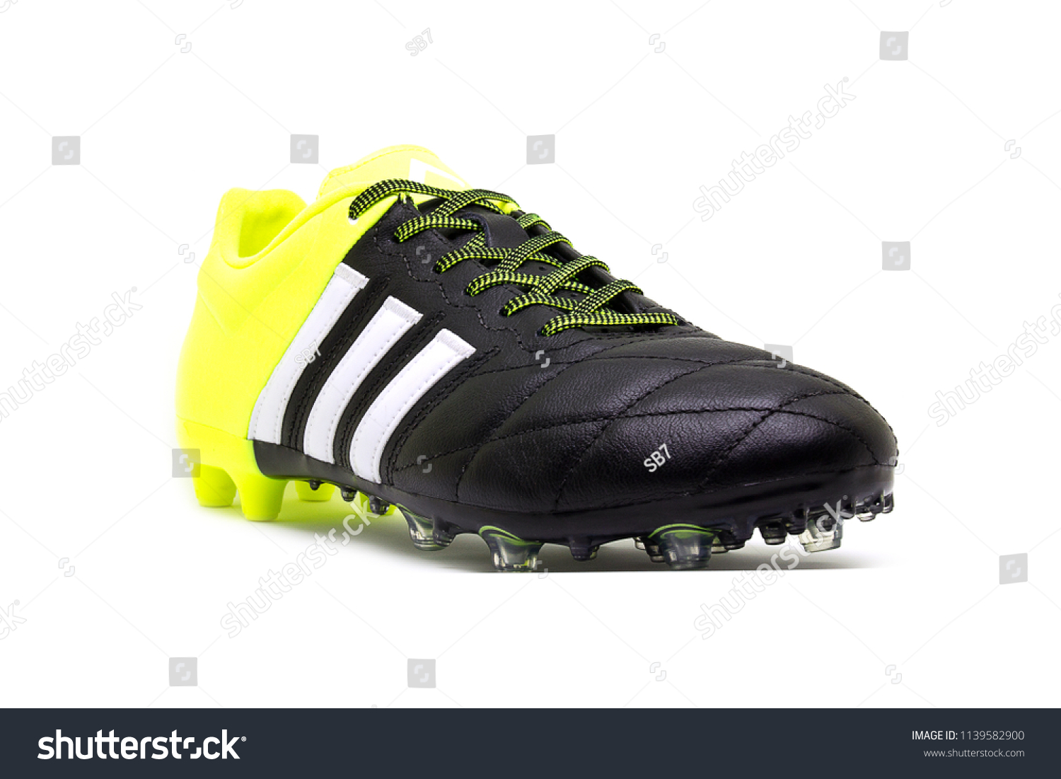 soccer shoes for fake grass