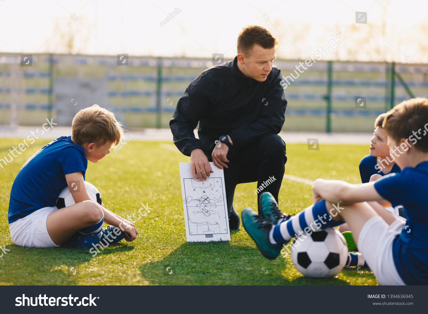 Los niños entrenador de fútbol con pelota de fútbol entrenador de entrenamiento pelota entrenador