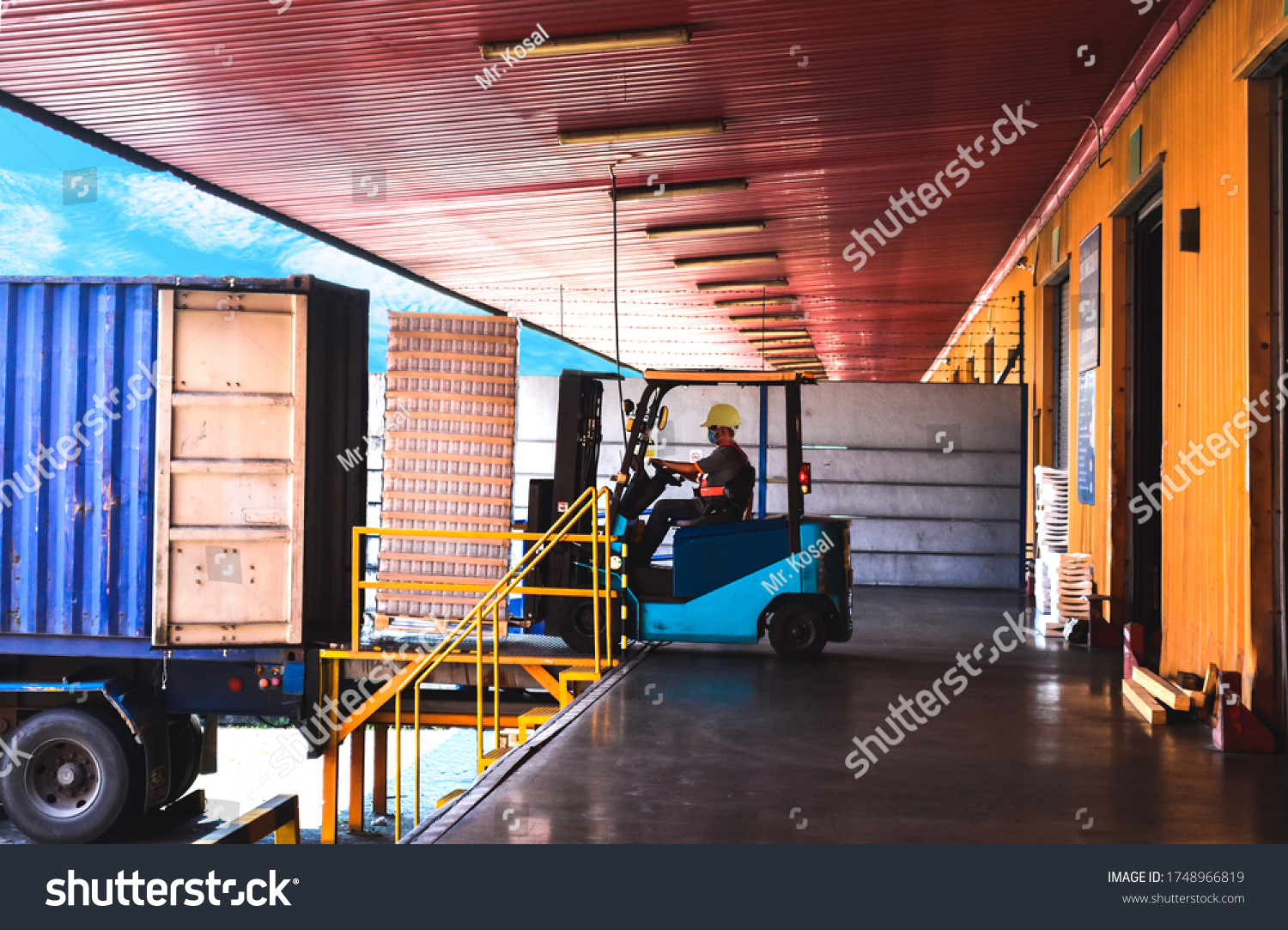 48,168 Warehouse loading dock Images, Stock Photos & Vectors | Shutterstock