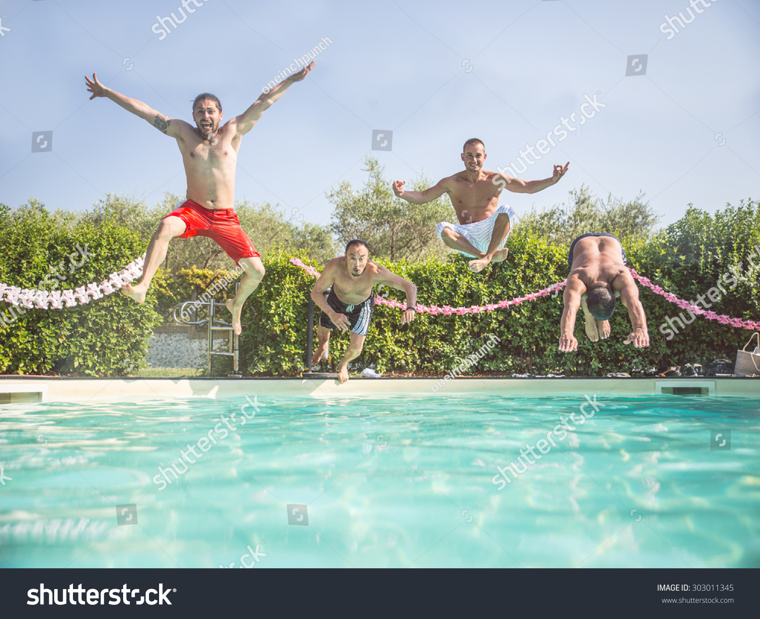 Photo De Stock Quatre Amis Sautant Dans Une Piscine