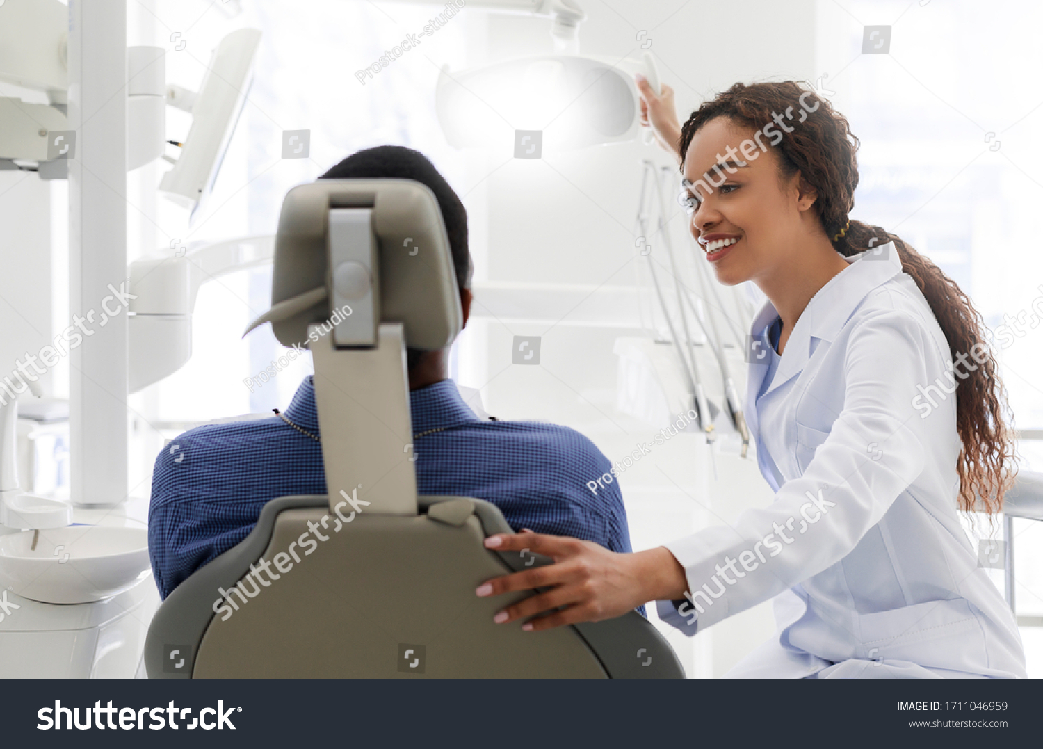 558 Dentist greeting patient Images, Stock Photos & Vectors | Shutterstock