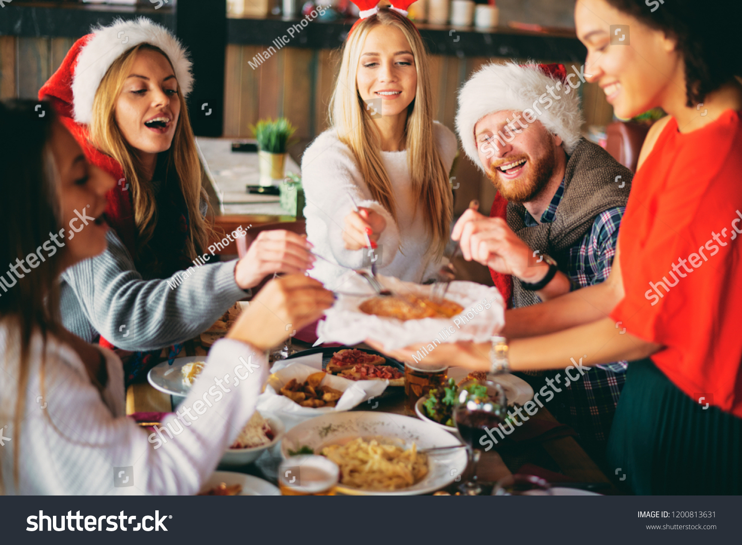 29,003 People Eating Christmas Food Images, Stock Photos & Vectors ...