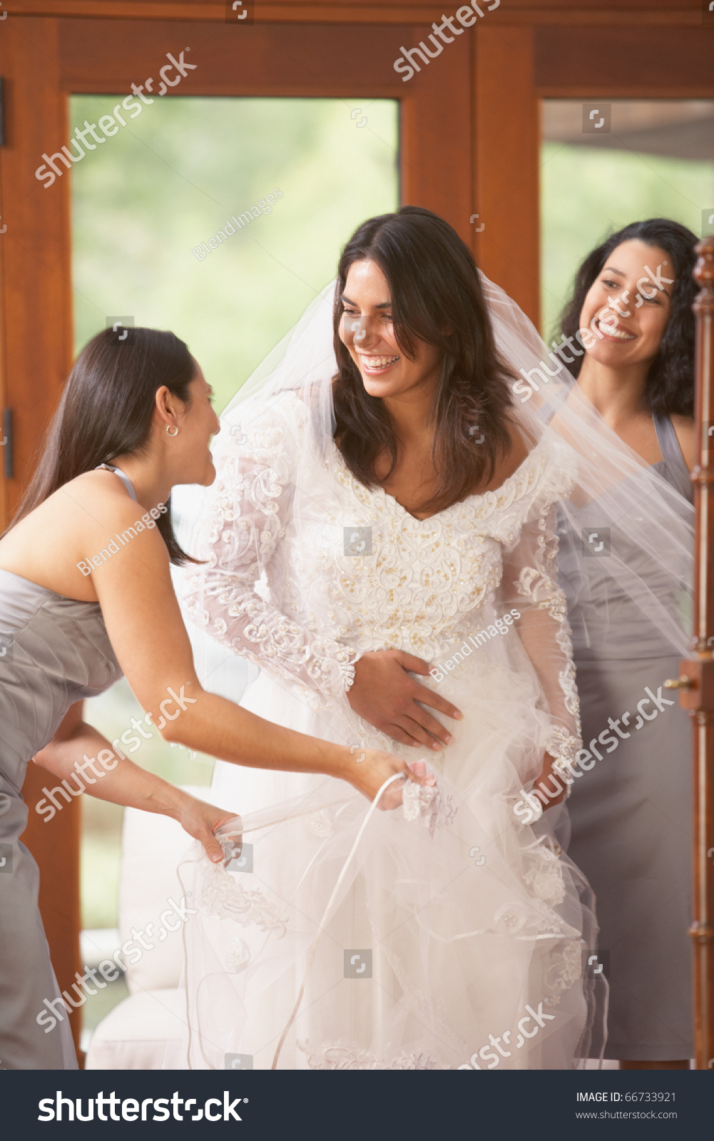 Friends helping each other pictures of the dress Friends helping each other pictures of the dress