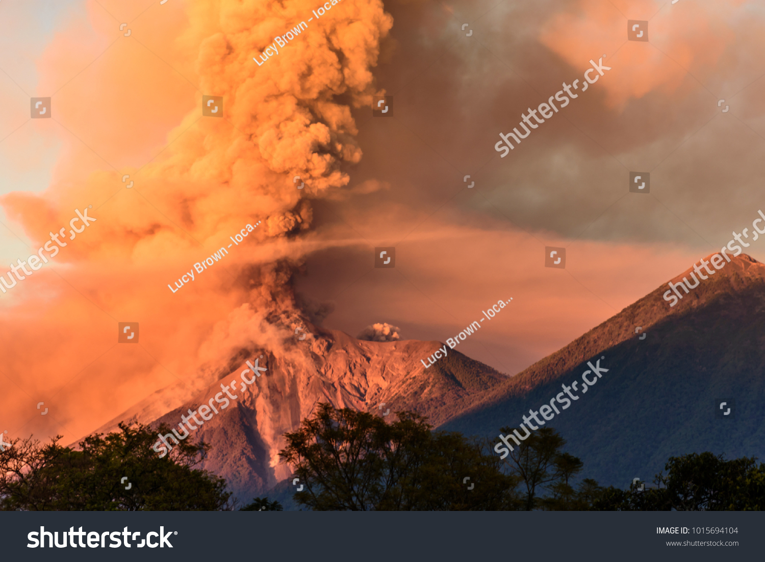 中央アメリカ グアテマラ アンティグアの近く アカテナンゴ火山の近くで夜明けに噴火するフエゴ火山 の写真素材 今すぐ編集