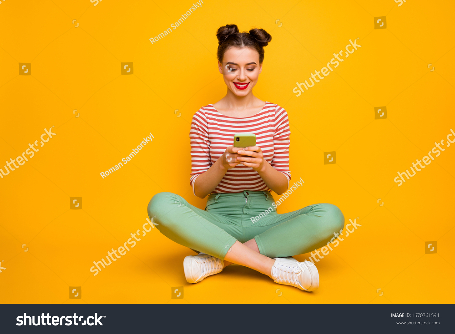 18,493 Woman sitting on floor phone Images, Stock Photos & Vectors ...