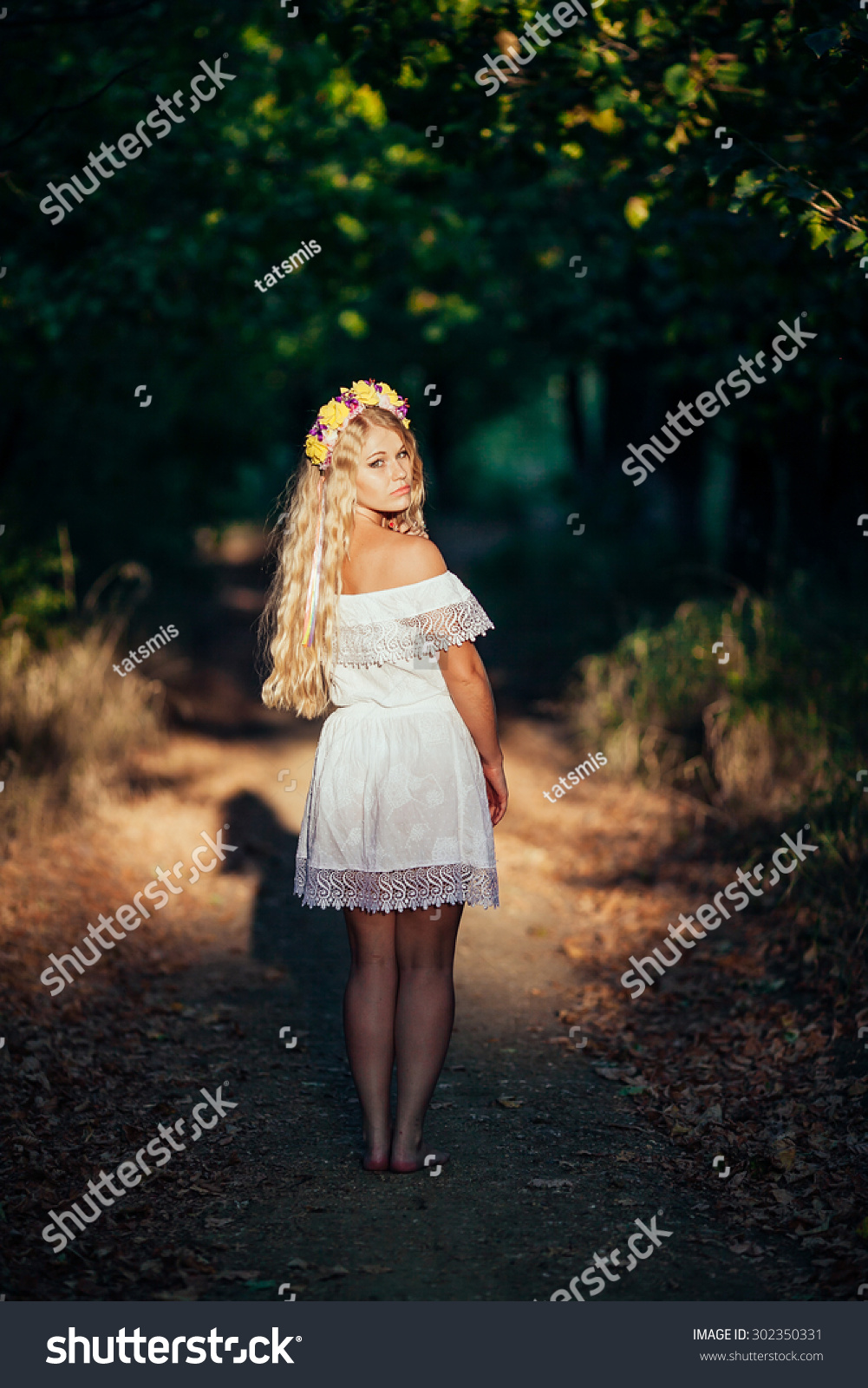 Blonde babe wearing a skirt and has no idea about the camera