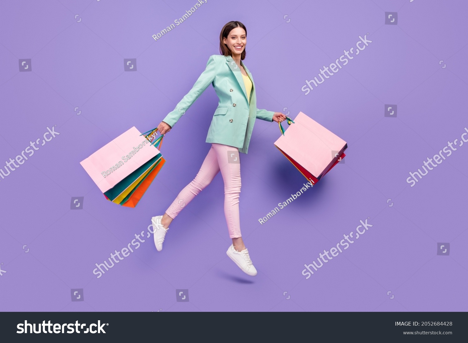 274,540 Woman holding shopping bags Images, Stock Photos & Vectors ...