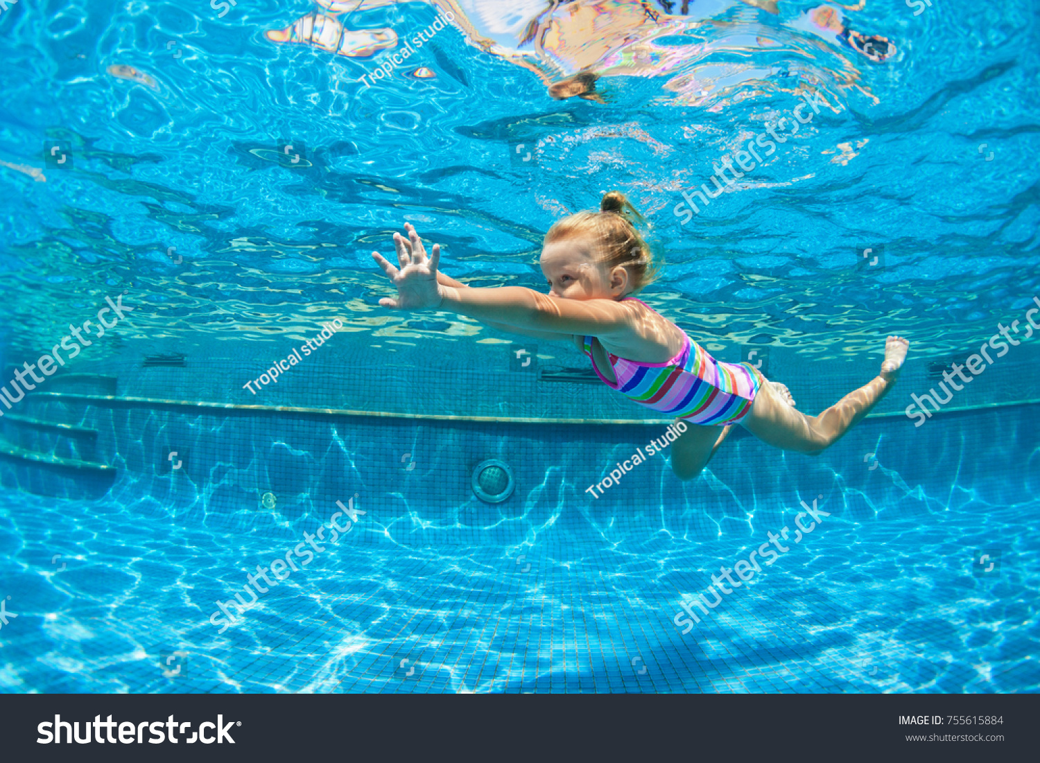 おかしな子どものポートレートは 泳ぎを学び 楽しく青いプールで飛び込み 水中を飛び降りる水しぶき 健康な家庭生活 子どもの水上スポーツ 親との水泳のレッスン の写真素材 今すぐ編集