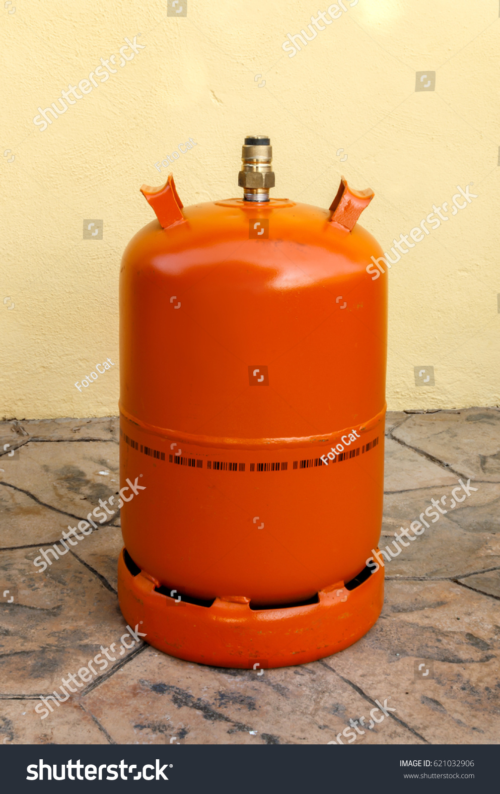 gas cylinder isolated on floor spanish stock photo edit now 621032906 https www shutterstock com image photo gas cylinder isolated on floor spanish 621032906