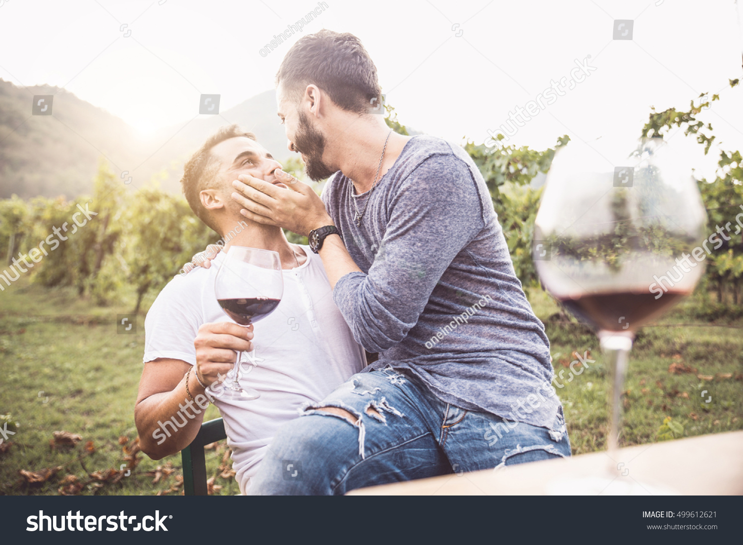 ロマンチックなデートでゲイ同士のカップル 楽しいワインと飲むワイン 同性愛者とのキス の写真素材 今すぐ編集