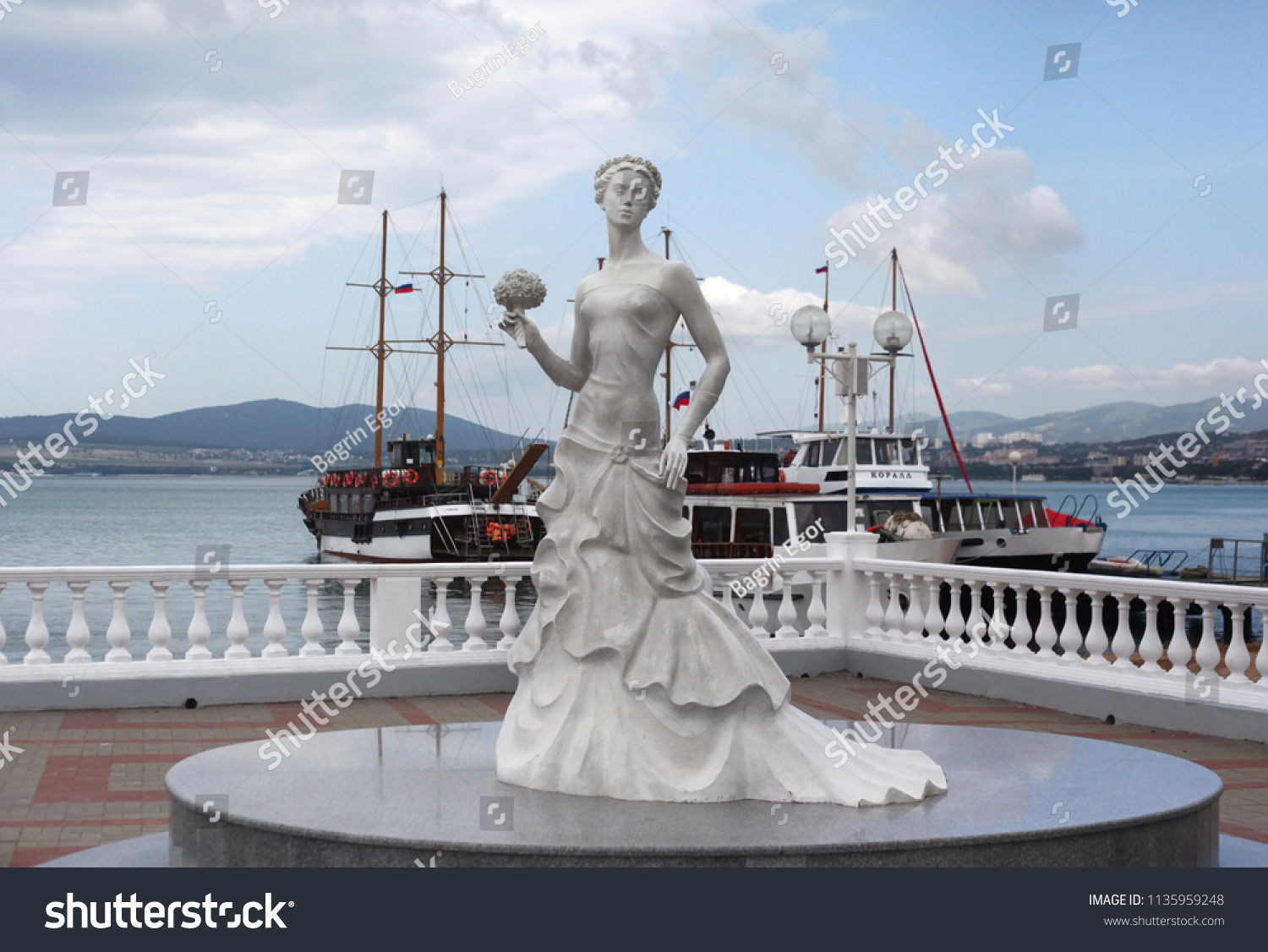 Wonderful man brought the woman to Gelendzhik Wonderful man brought the woman to Gelendzhik