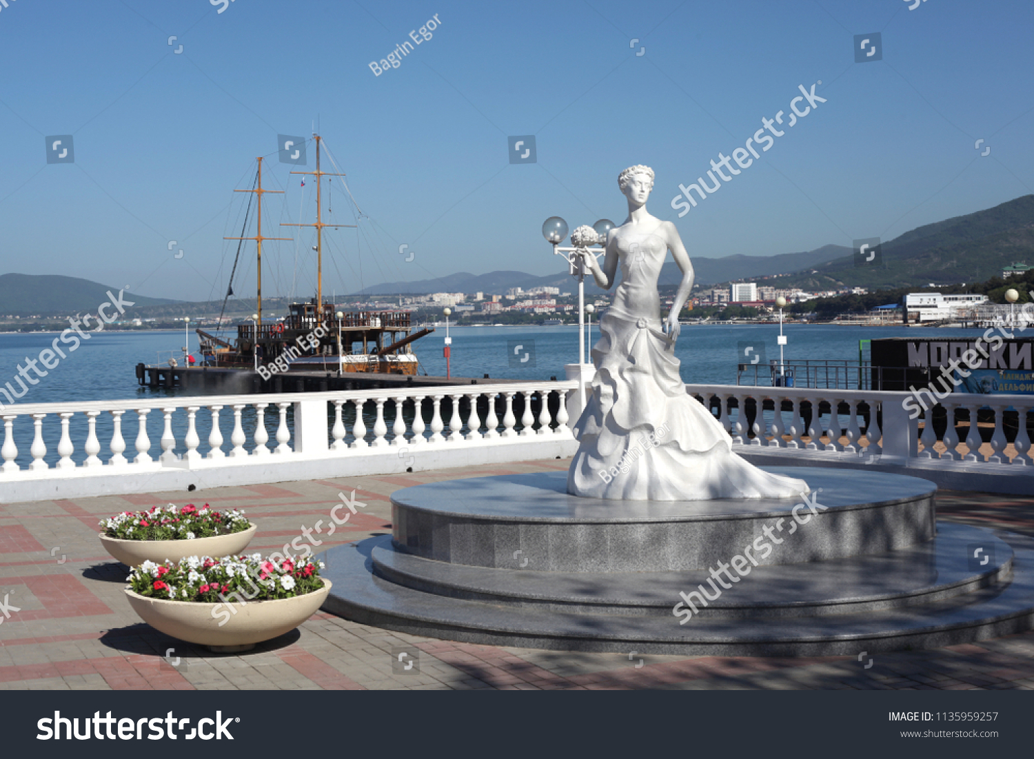 Wonderful man brought the woman to Gelendzhik Wonderful man brought the woman to Gelendzhik