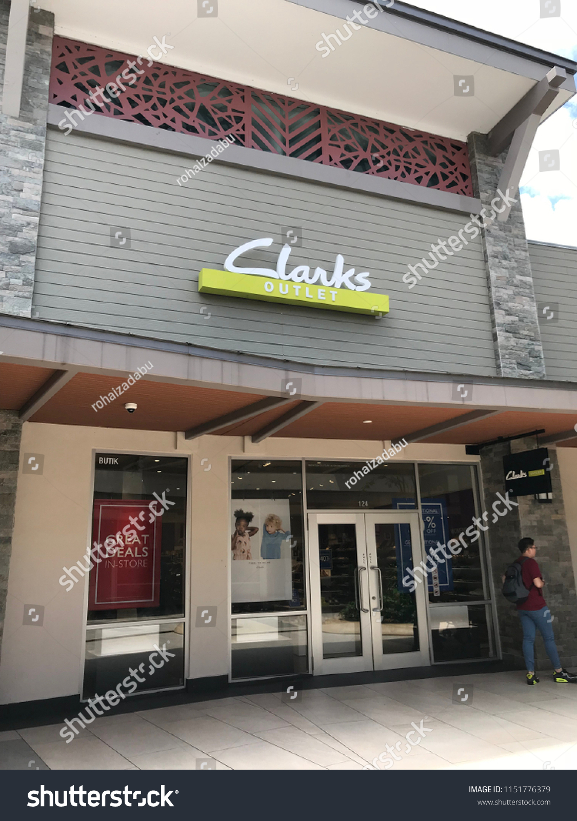 clarks premium outlet