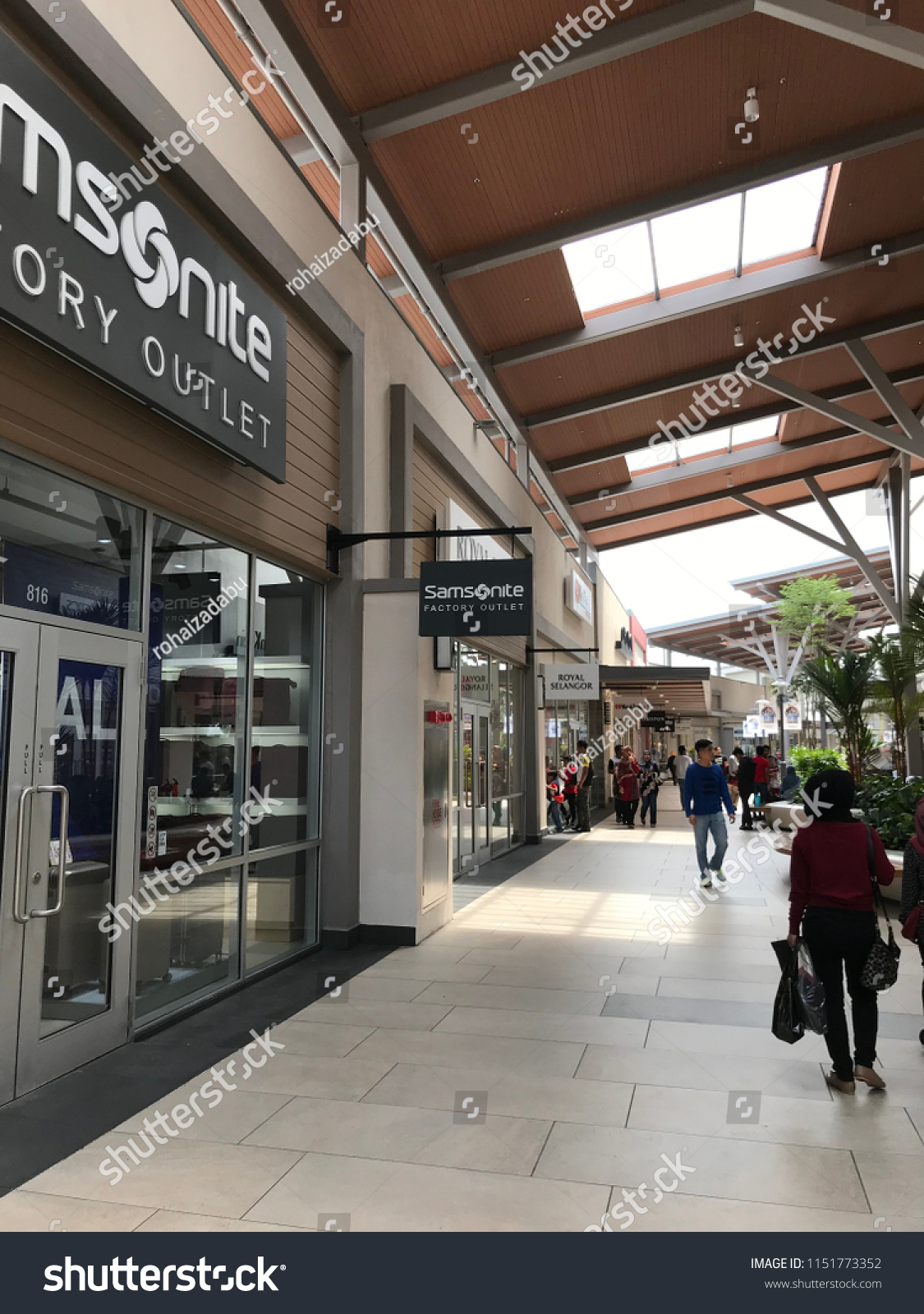 premium outlet samsonite