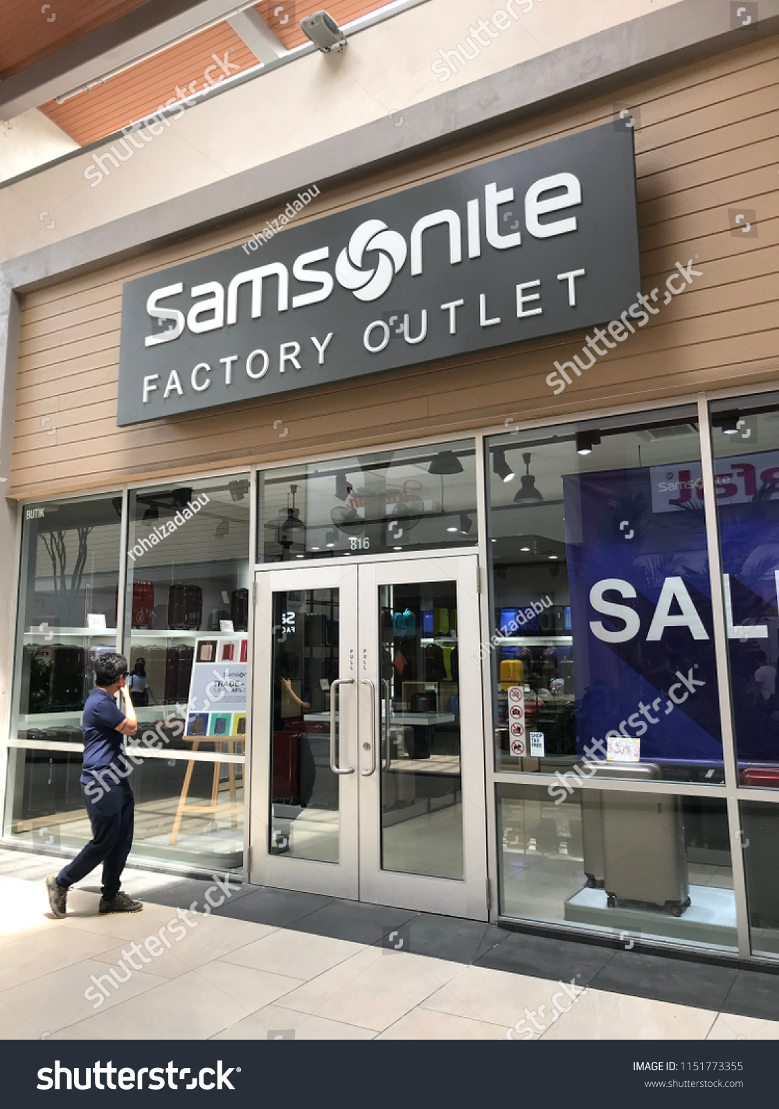 premium outlet samsonite