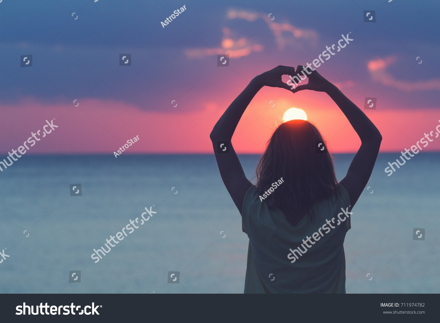 海のために心を持つ女の子 海の夕日 の写真素材 今すぐ編集