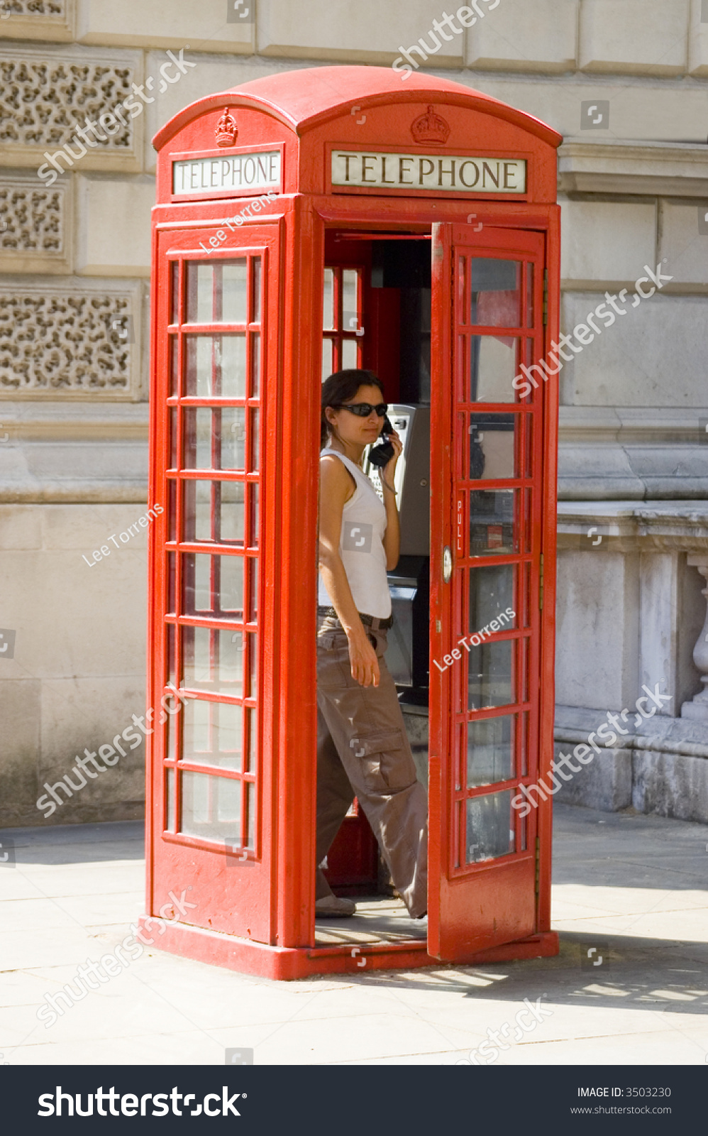 Girl Inside Traditional English Red Telephone Stockfoto Jetzt Bearbeiten 3503230