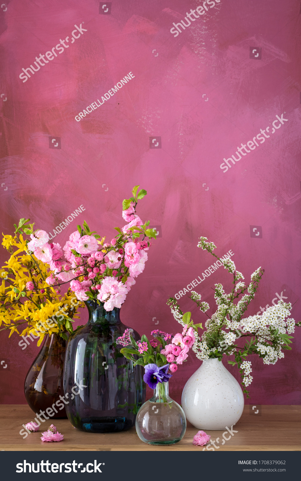 Flowers in transparent vase Images, Stock Photos & Vectors 