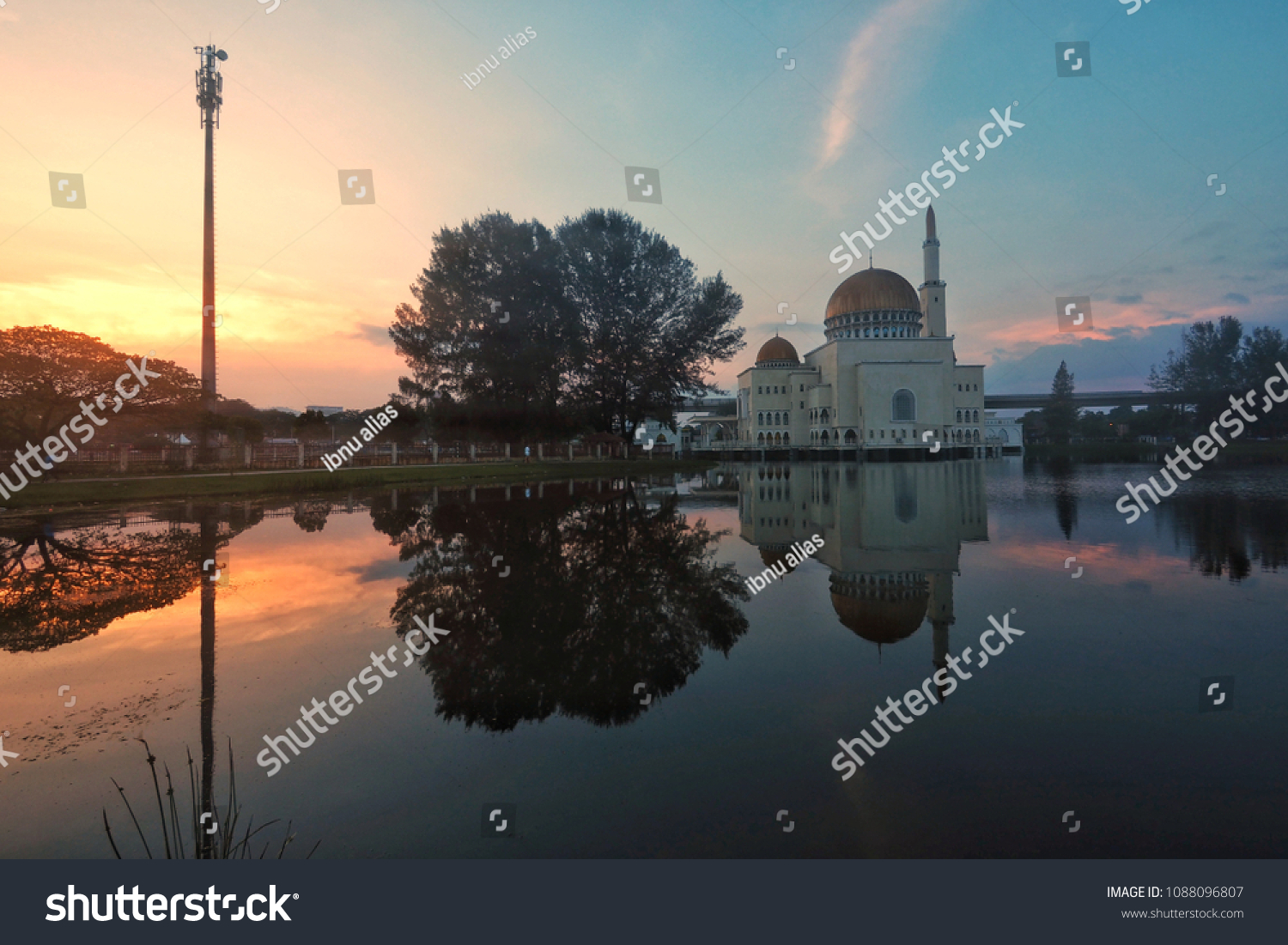 Glorious Sunrise Masjid Assalam Puchong Perdana Stock Photo Edit Now 1088096807