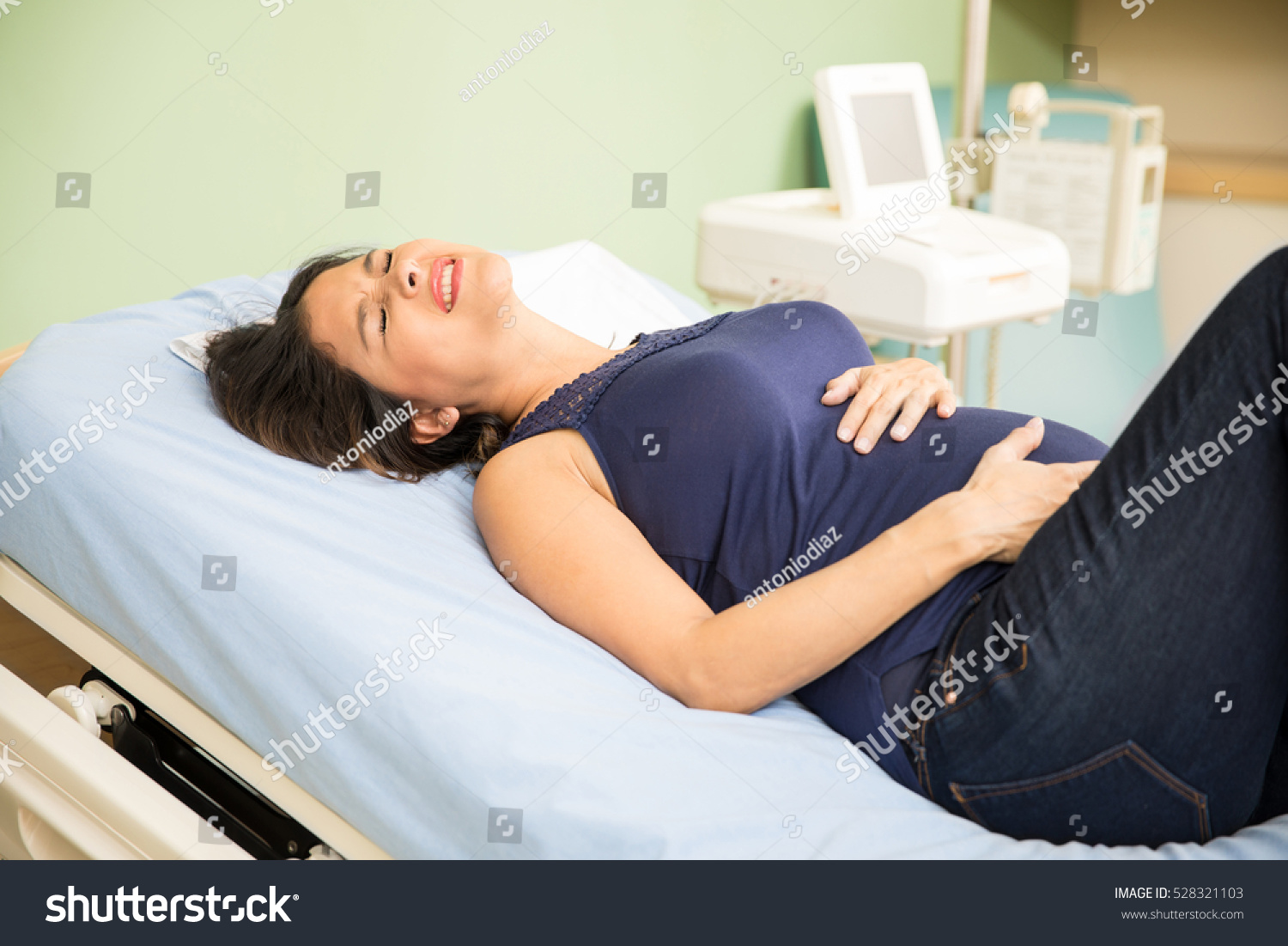 52 Pregnant woman going into labor Images, Stock Photos & Vectors