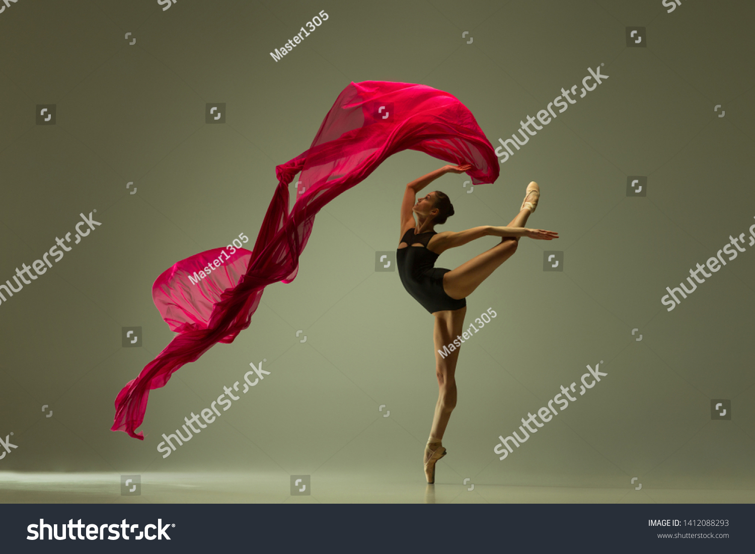 グレイのスタジオ背景に優美なバレエダンサーまたはクラシックバレリーナダンス ピンクの絹布を持つ女性 ダンス 優雅さ アーティスト コンテンポラリー 動き 行動 動きのコンセプト の写真素材 今すぐ編集 1413
