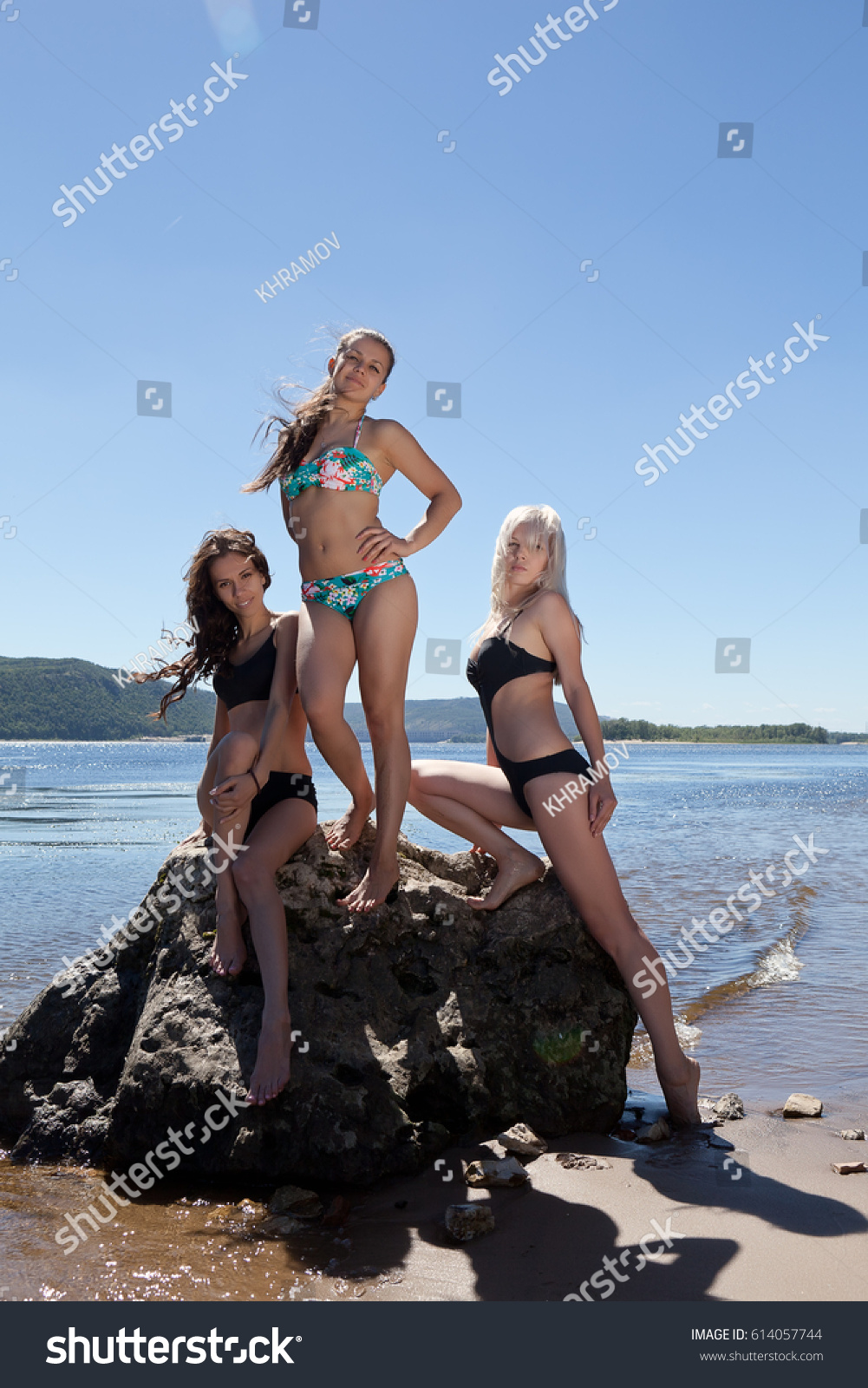 two girls in bikini on periscope