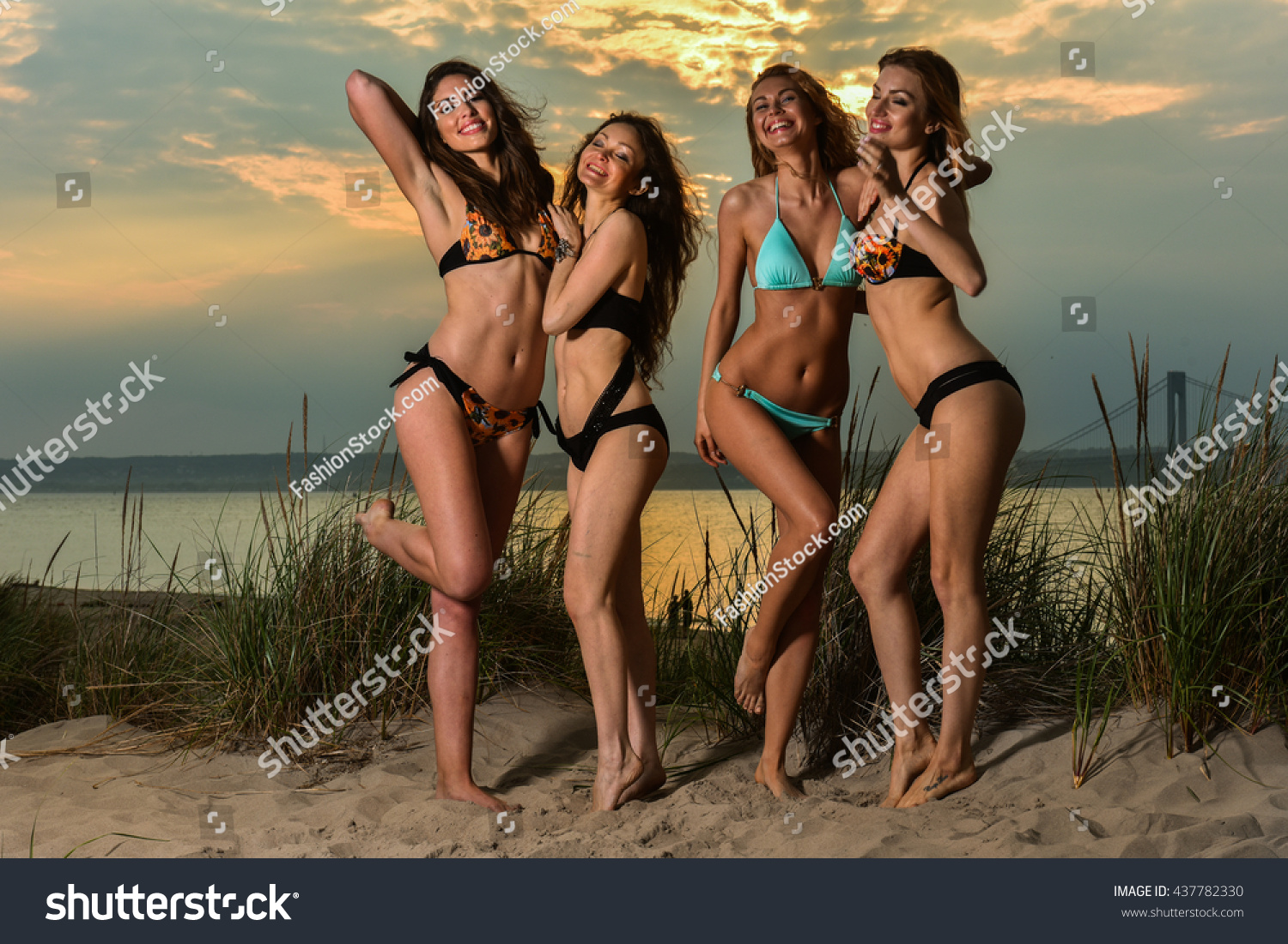 Group Four Models Wearing Bikinis Posing Stockfoto Shutterstock