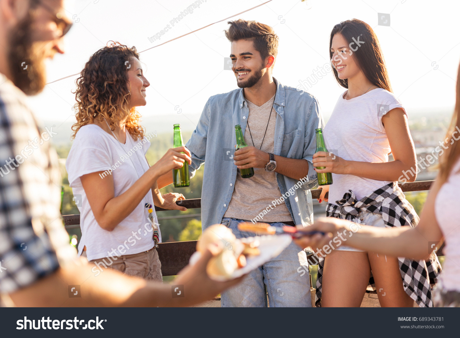 Sekelompok Teman Teman Muda Bersenang Senang Di Pesta Foto Stok 689343781 Shutterstock 