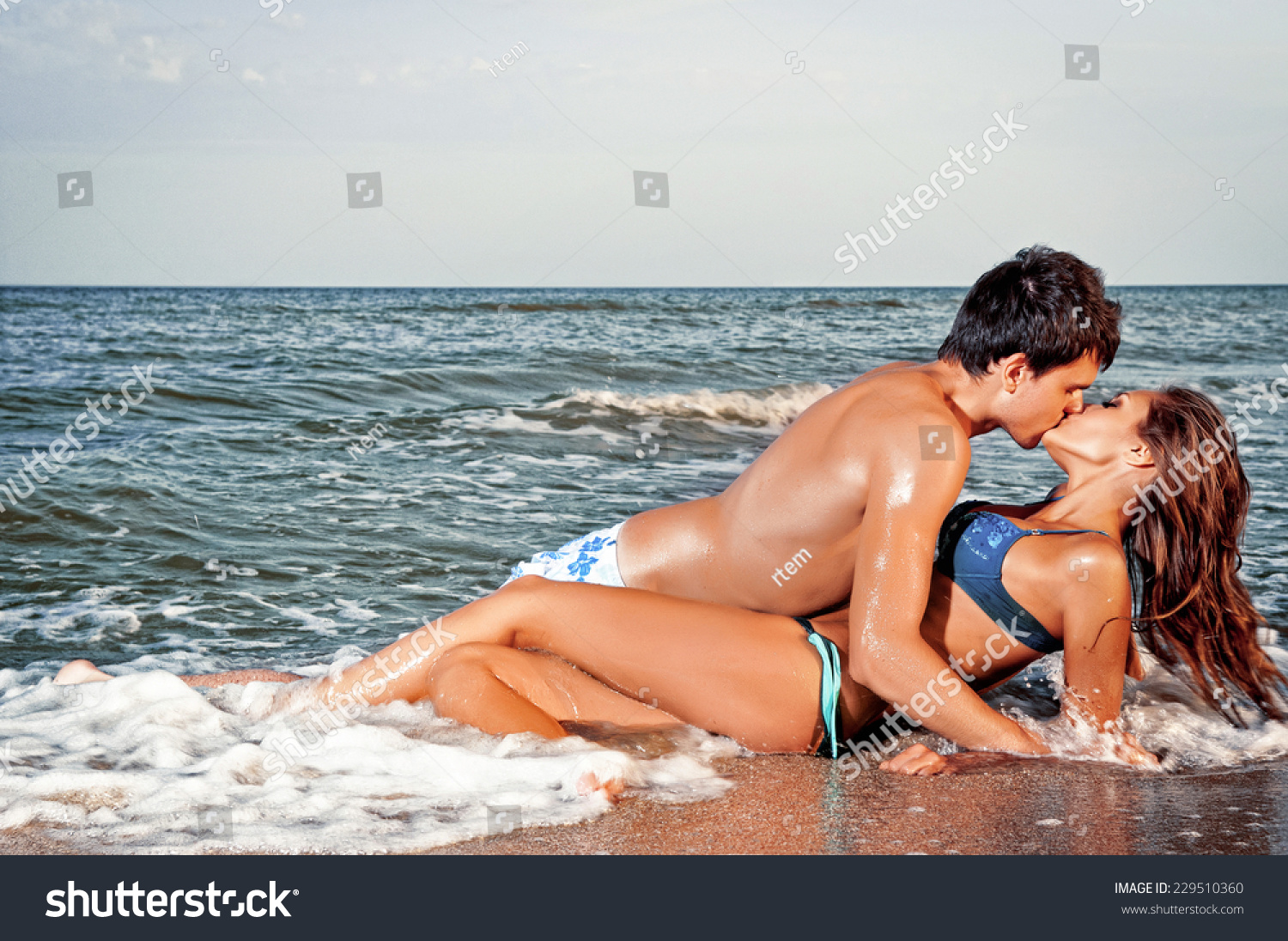 Sea erotic kiss