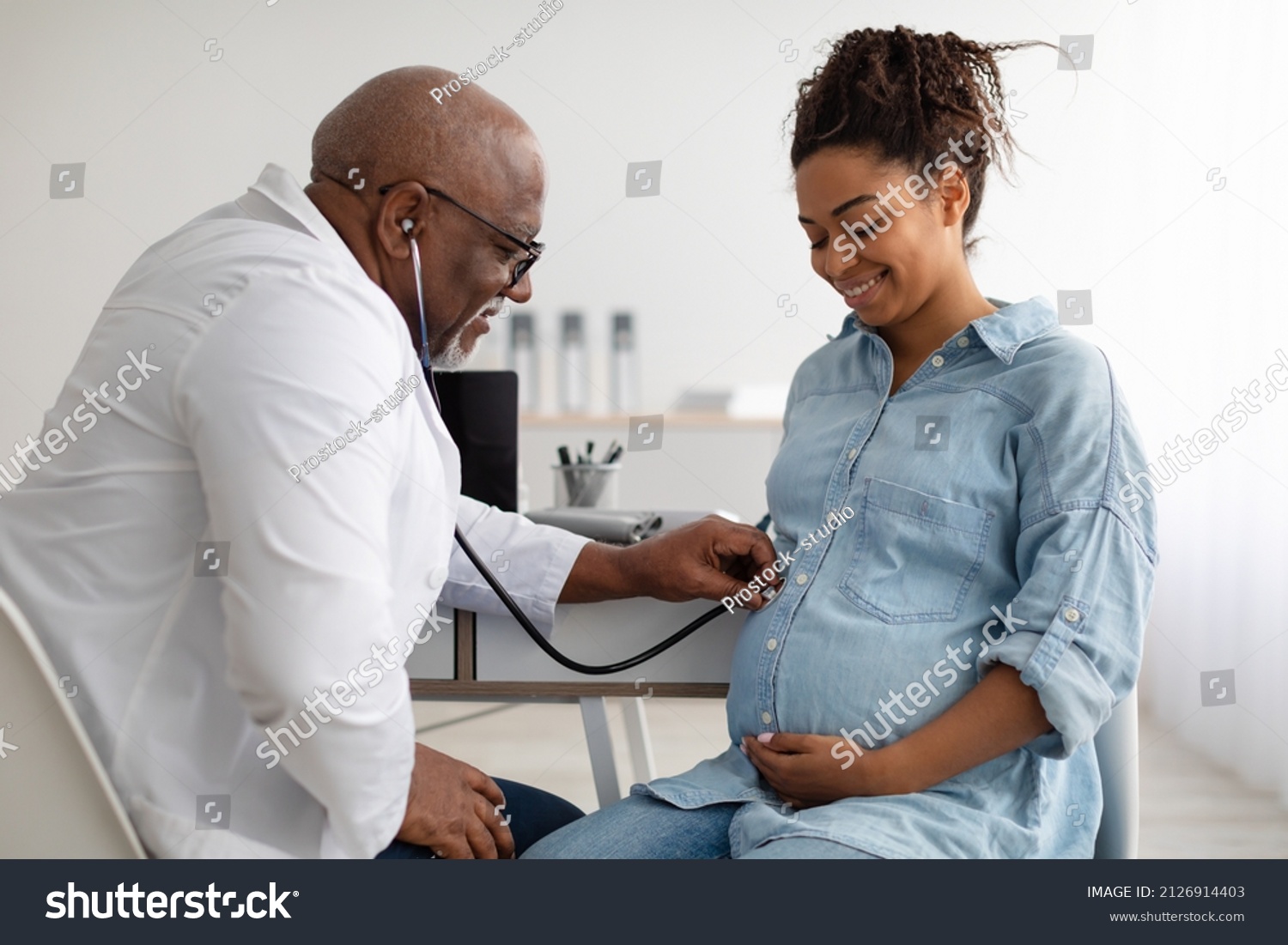 Gynecology Consultation Smiling Black Pregnant Woman Foto Stock