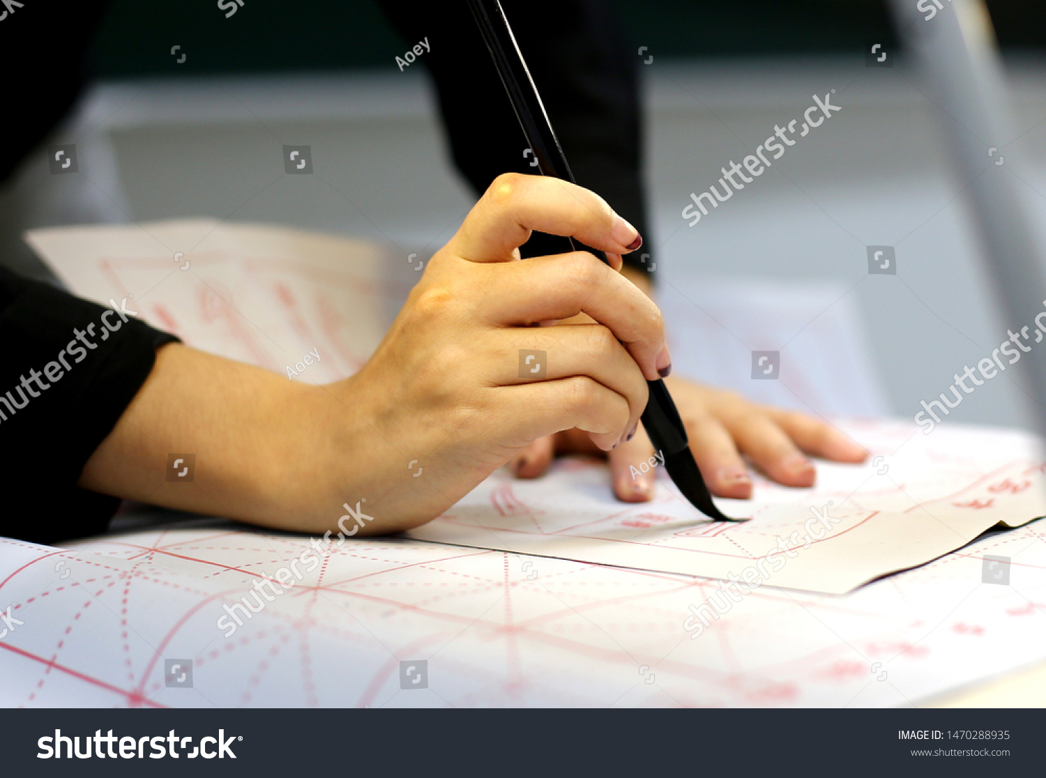 how to hold a calligraphy brush