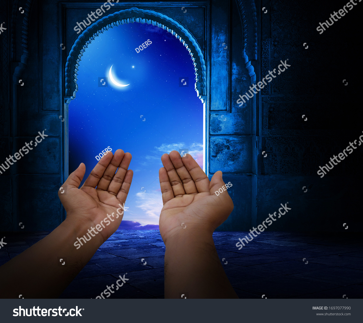 モスクの内装の背景にイスラム教徒の手 イスラムの壁紙のコンセプト イード ラマダン 祈り シャブ エバラット の写真素材 今すぐ編集